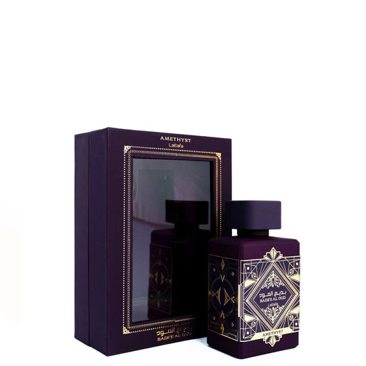 PERFUMES ÁRABES Bade'e Al Oud Amethyst de Lattafa Perfumes es una fragancia de la familia olfativa Ámbar Vainilla para Hombres y Mujeres,se lanzó en 2021. Las Notas de Salida son pimienta rosa y bergamota; las Notas de Corazón son rosa turca, rosa de Bulgaria (rosa Damascena de Bulgaria) y jazmín; las Notas de Fondo son madera de oud, ámbar y vainilla.