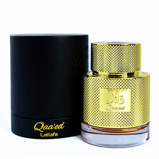 PERFUMES ÁRABES  Qaa'ed de Lattafa Perfumes es una fragancia de la familia olfativa Ámbar para Hombres y Mujeres. Las Notas de Salida son canela, cardamomo y bergamota; las Notas de Corazón son azafrán, sándalo, cedro y clavel; las Notas de Fondo son vainilla, madera de oud, cuero y ámbar.